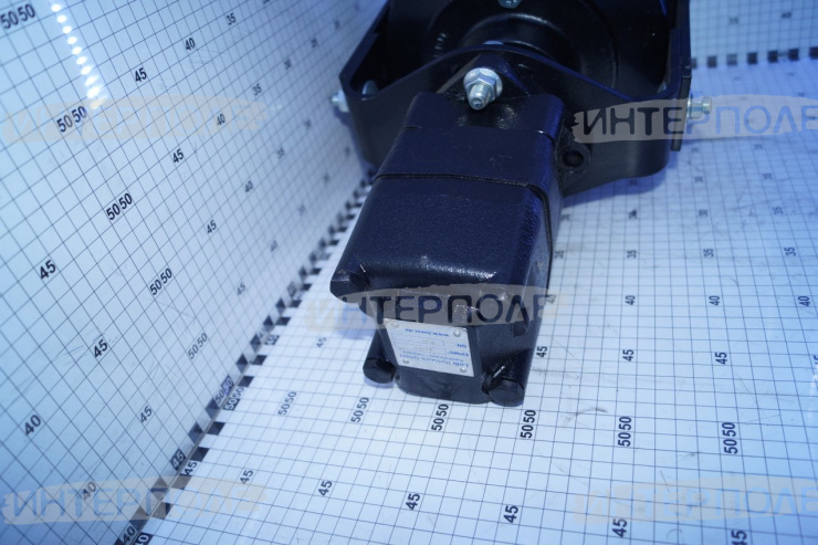 Привод (редуктор) ножа косы, в сборе с гидромотором, c головкой 27 мм с пластиковый кольцом Шумахер