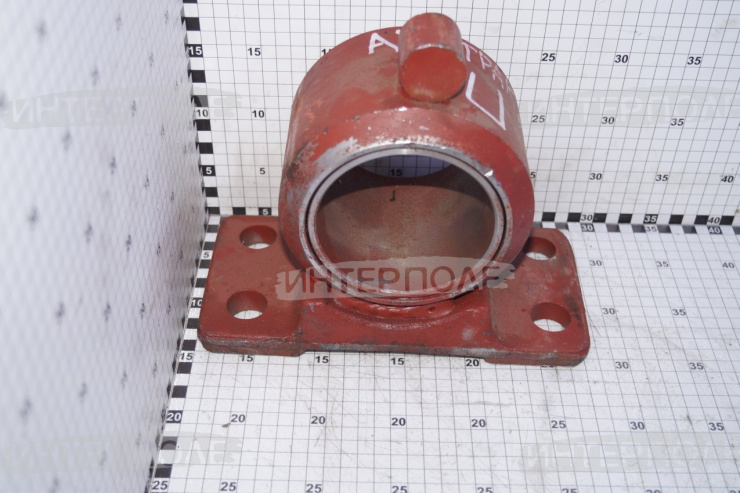 Опора правая в сборе с бобышкой К-700, К-701