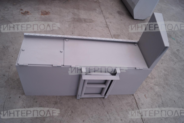 Контейнер левый в сборе (ящик под аккумулятор) К-700, К-701