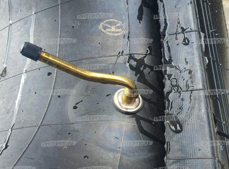 Шина 16,5/70 -18 (1065х420 -457) (телега1ПТС-9, ПТС-12) IMP100 (КФ-97) 14НС /153А6/ (с камерой) с об. лентой (ИЗОГНУТЫЙ вентиль) ARMOUR