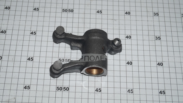 Коромысло впускных клапанов с регулировочными винтами ("с масляными каналами,малое")ТМЗ