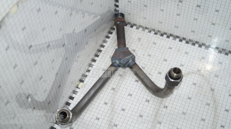 Трубка "штаны" (между НШ-100 и Р-160) ЯМЗ-240Б К-700, К-701