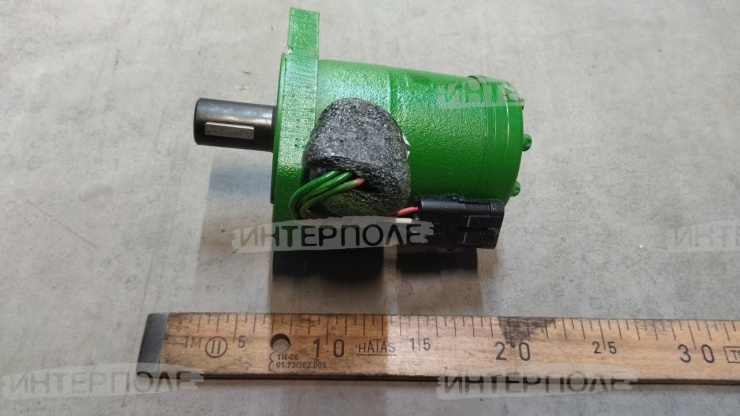 Мотор гидравлический (левый) John Deere (630D.635D)