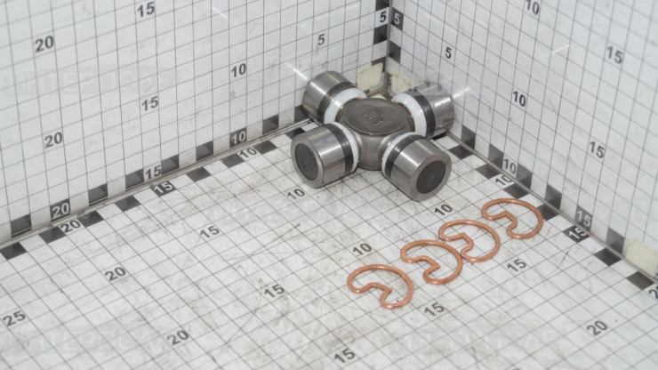 Крестовина кардана угловой коробки Manitou 735