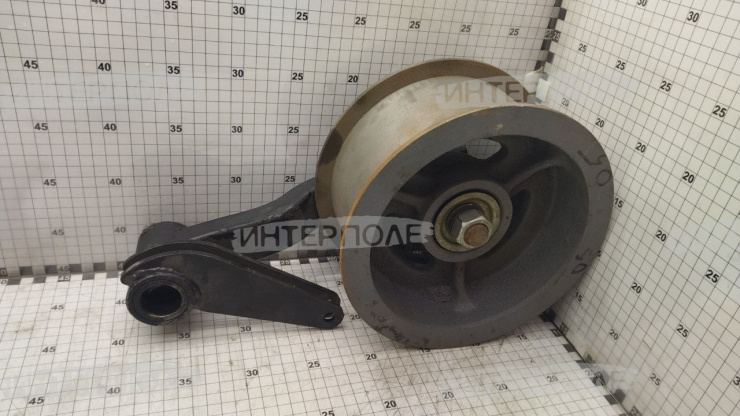 Ролик натяжной привода измельчителя в сборе с 05.2011 г. по 03.2014 г. Акрос 590