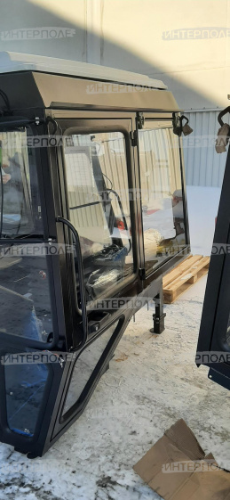 Кабина универсальная МТЗ-1221 УК (с сиденьем,с кронштейном крепления.капота для МТЗ-1221, цвет сине-черн.) 