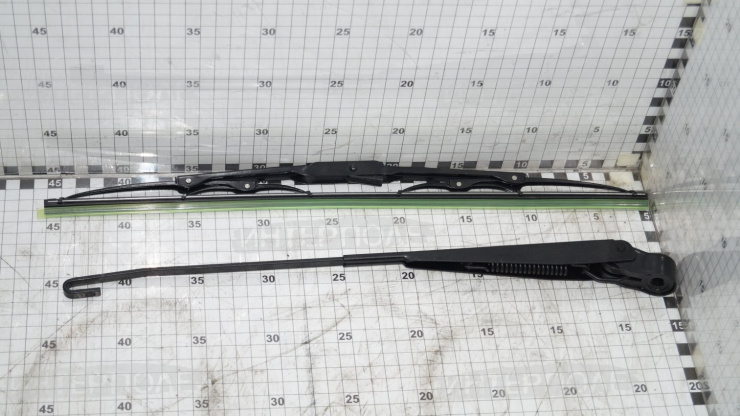 Рычаг стеклоочистителя со щеткой МТЗ нов.обр. кабина УК задний