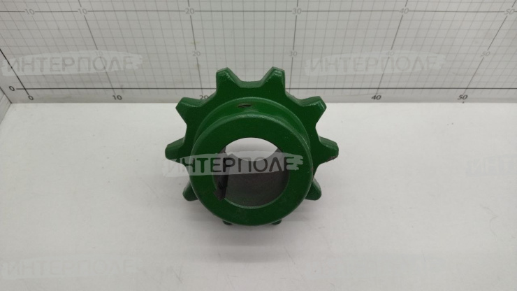 Звездочка (z=10, d вала=57 мм.) верхнего вала транспортера наклонной камеры (внутренняя) John Deere (T550,W540,W550,W650)