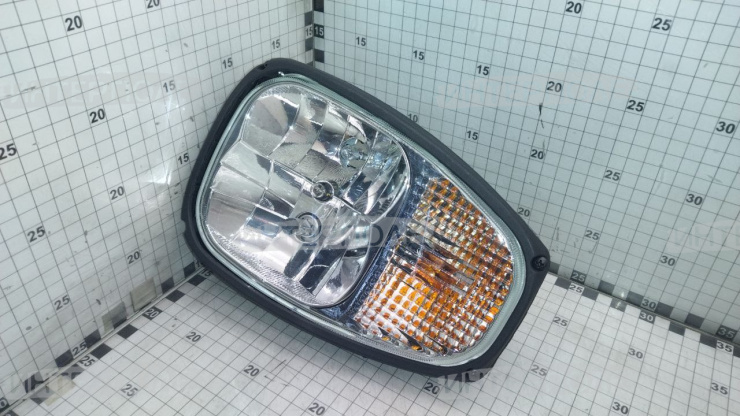 Фара передняя правая с поворотником JCB