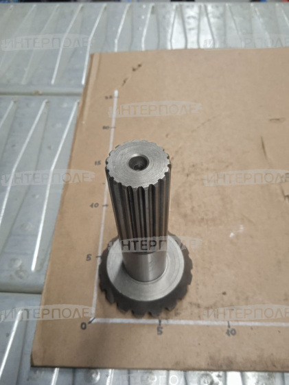 Вал-шестерня (z=18) углового редуктора John Deere (CTS,CTS II,6620,6622,7720,7721,8820,9400,9410,9500,9500SH,9510,9510SH,9600, 9610)