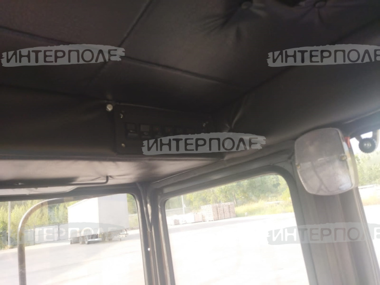 Кабина универсальная МТЗ-80/82 УК (с сиденьем, без щитка приборов, цвет сине-черн.)