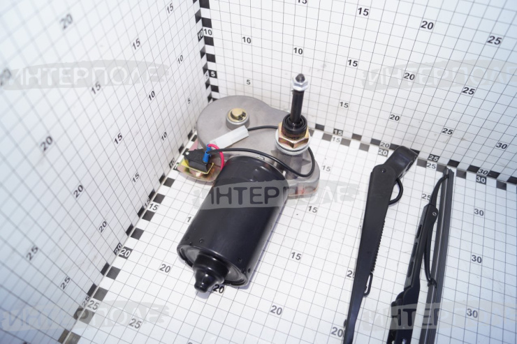 Стеклоочиститель МК, МТЗ (12В, с щеткой в сборе, моторредуктор передний)