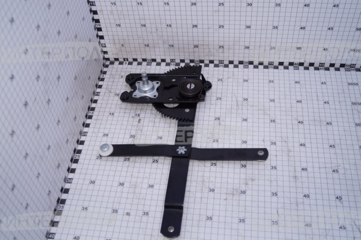 Стеклоподъемник левый стар.обр. (полумесяц) К-700, К-701