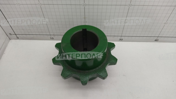 Звездочка (z=10, d вала=57 мм.) верхнего вала транспортера наклонной камеры (внутренняя) John Deere (T550,W540,W550,W650)